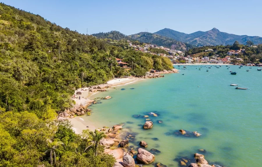 Praia Governador Celso Ramos, em Santa Catarina
