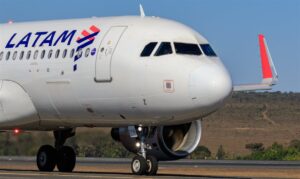 Passagens aéreas na Black Friday: LATAM oferece 2º passageiro grátis e mais descontos