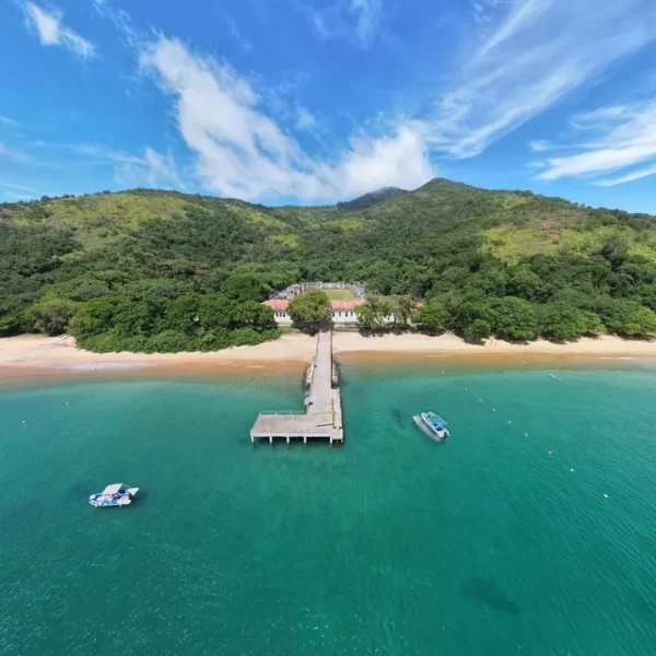 Passeio imperdível em Ubatuba: Ilha Anchieta ganha hostel e restaurante