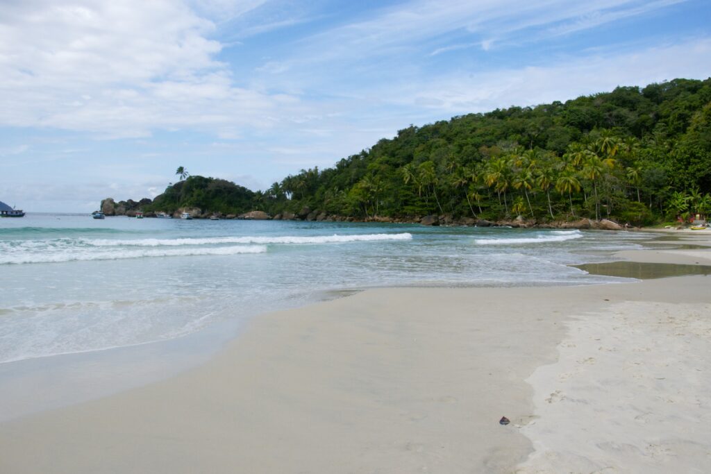 Praia do Aventureiro - Ilha Grande - Praias mais lindas do RJ - Victor Vasconcellos Wikimedia