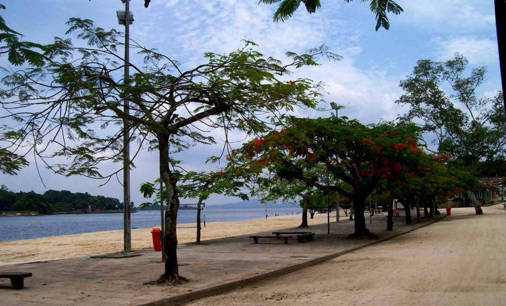 Praia da Moreninha, na Ilha de Paquetá - melhores praias do RJ.