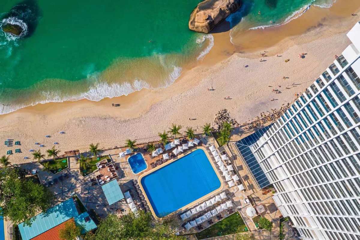 hotéis e resorts pé na areia no rj