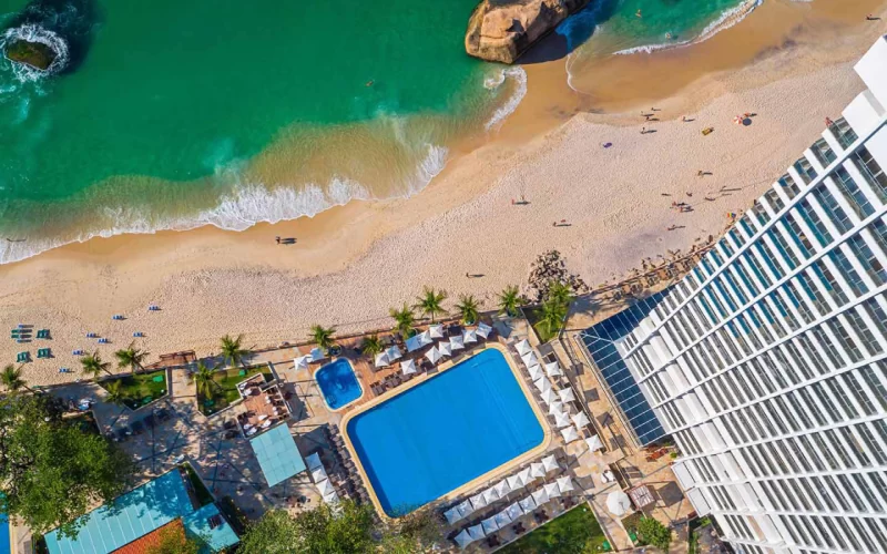 hotéis e resorts pé na areia no rj