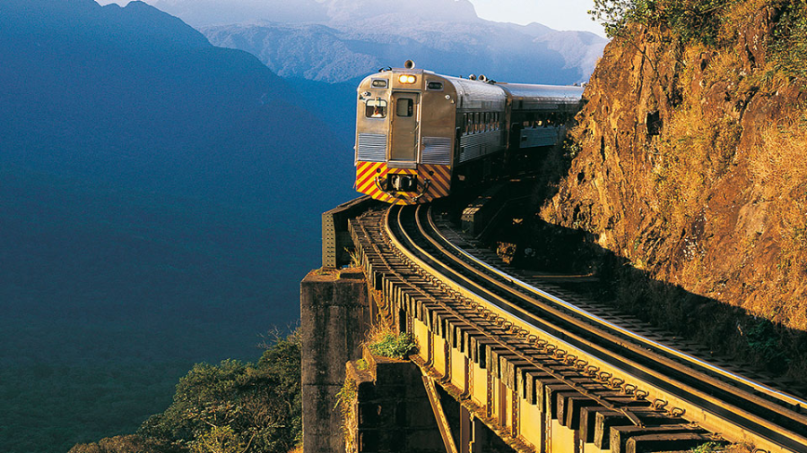 Passeio de trem liga a capital ao litoral do Paraná