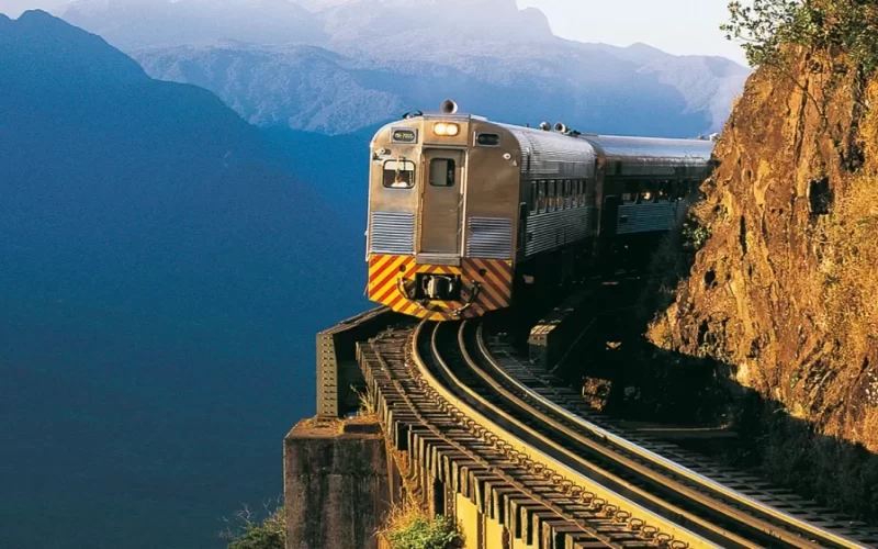 Passeio de trem liga a capital ao litoral do Paraná
