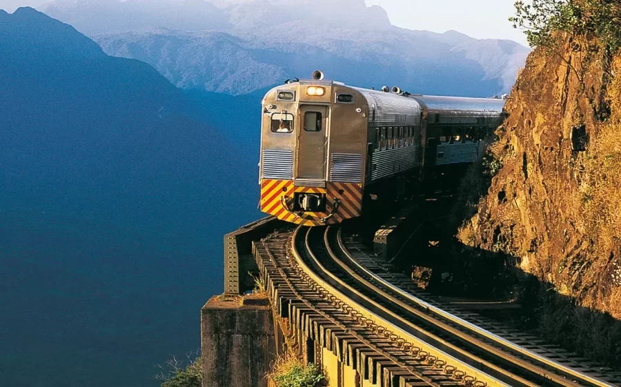 Passeio de trem liga a capital ao litoral do Paraná