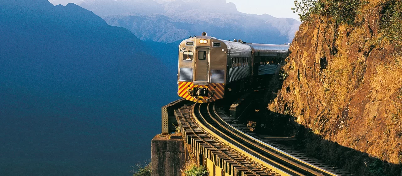 Passeio de trem liga a capital ao litoral do Paraná