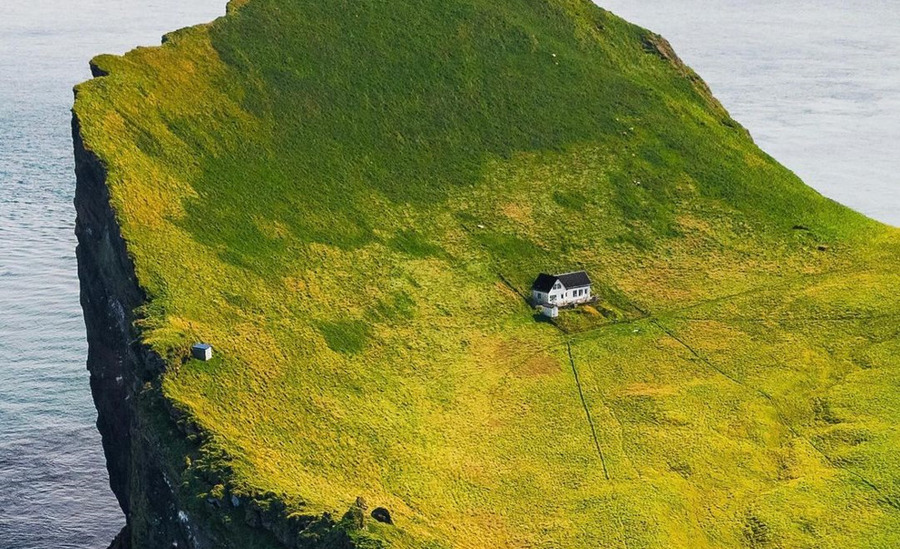 Conheça a história da casa mais solitária do mundo na Islândia