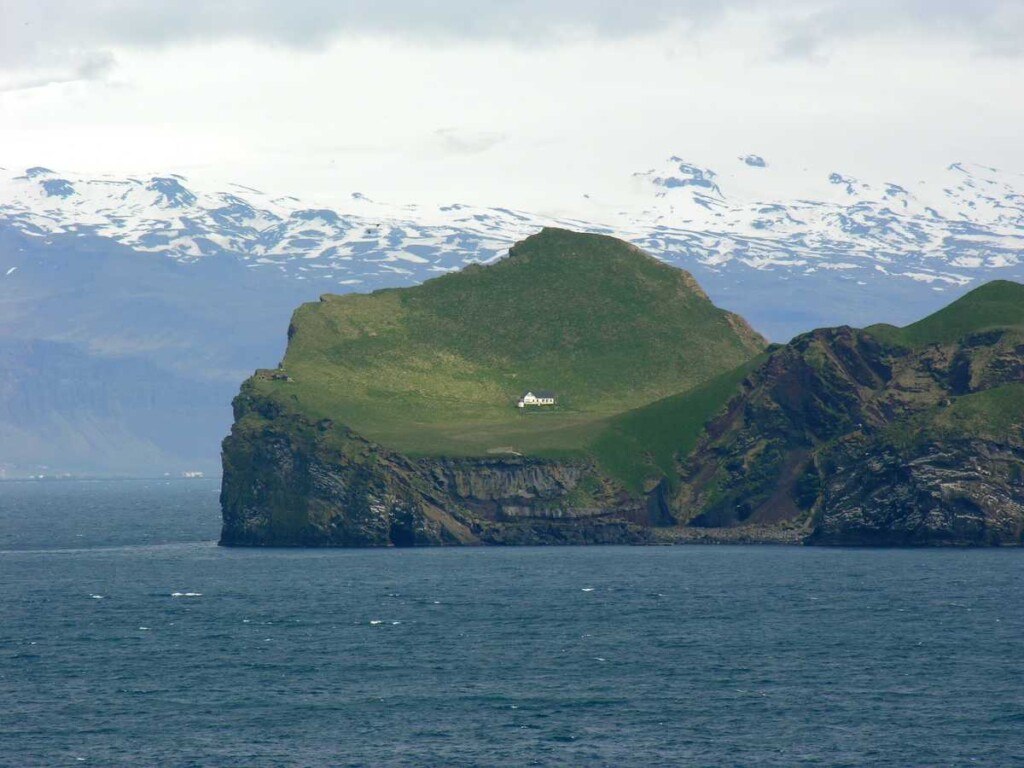 Conheça a história da casa mais solitária do mundo na Islândia