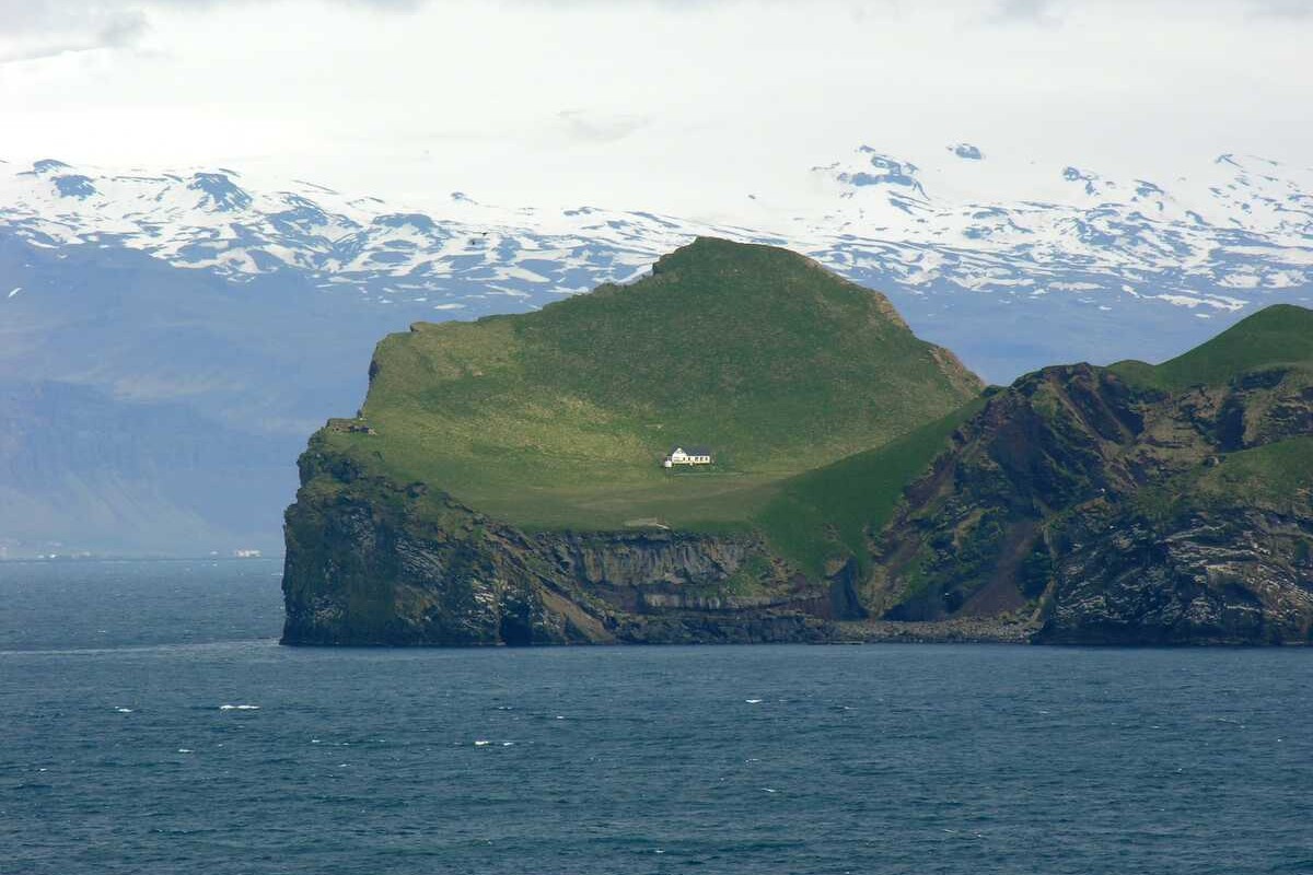 Conheça a história da casa mais solitária do mundo na Islândia