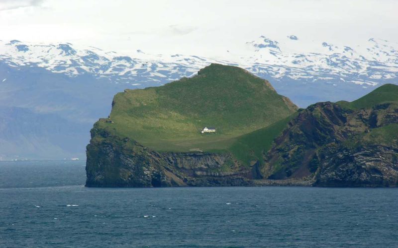 Conheça a história da casa mais solitária do mundo na Islândia