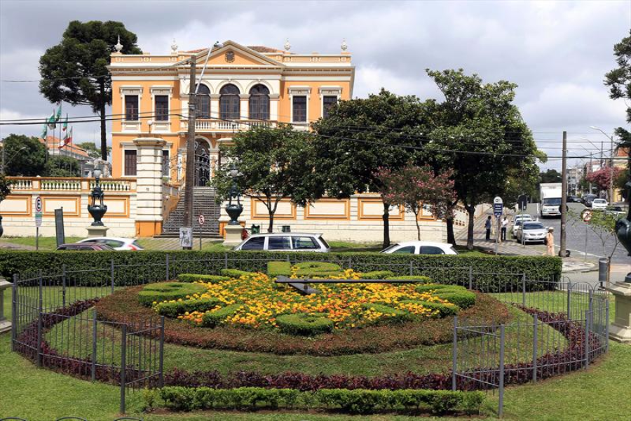 Visite o Relógio das Flores, sobretudo na primavera