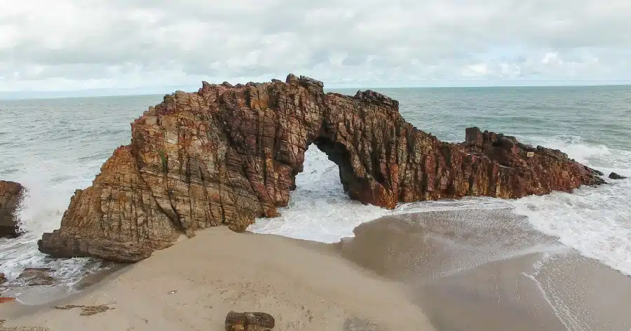 Pedra Furada, um dos lugares para ir em Jericoacoara