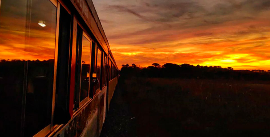 Trem turístico para ver o pôr do sol