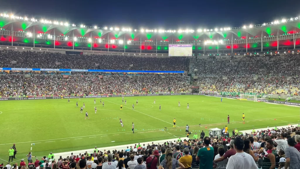 Maracanã, uma das maiores arenas do mundo atrai milhares de turistas em dias de jogos.