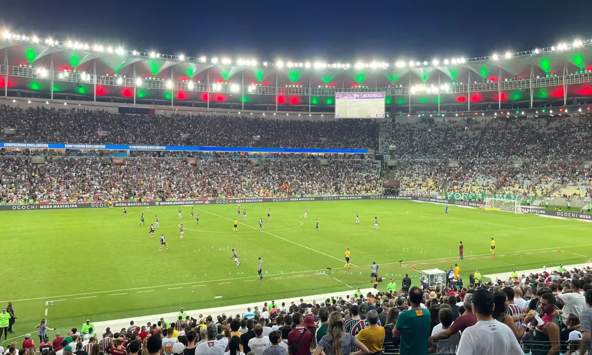 Maracanã, uma das maiores arenas do mundo atrai milhares de turistas em dias de jogos.