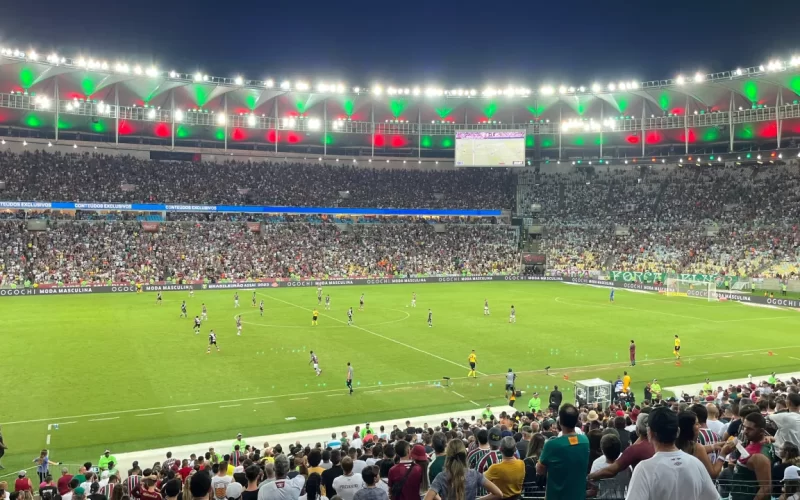 Maracanã, uma das maiores arenas do mundo atrai milhares de turistas em dias de jogos.