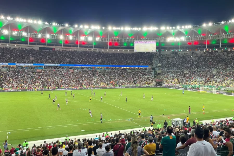 Maracanã, uma das maiores arenas do mundo atrai milhares de turistas em dias de jogos.