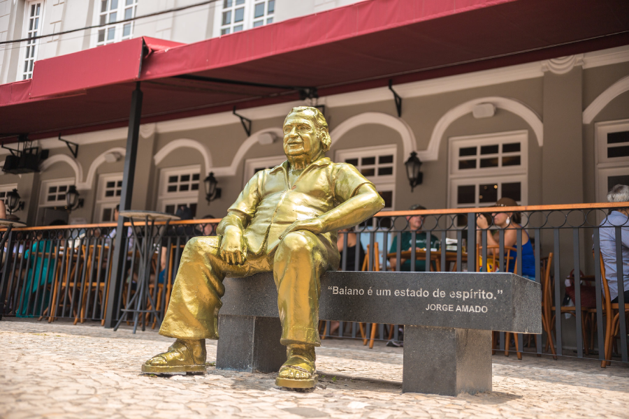 Estátua de Jorge Amado em frente ao Vesúvio