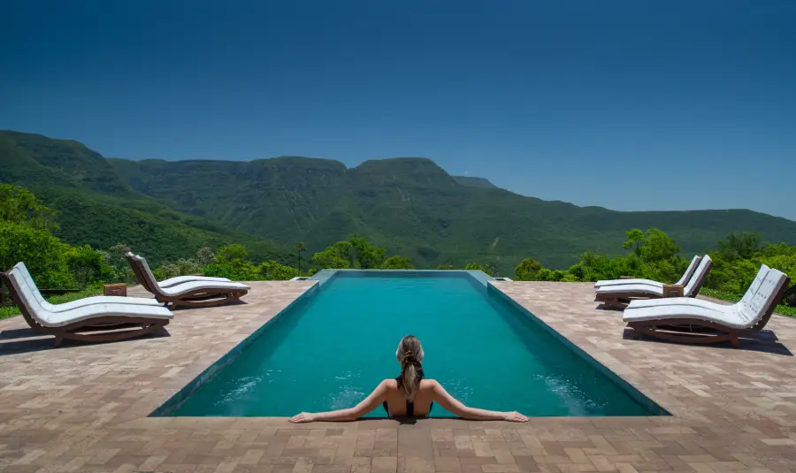 Piscina com vista para as montanhas