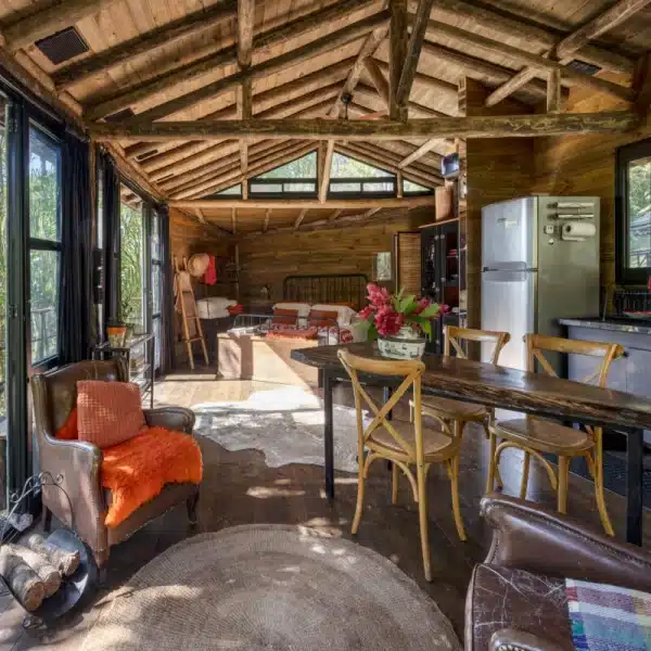 Casa na árvore entre SP e Rio é a hospedagem dos sonhos para quem ama natureza