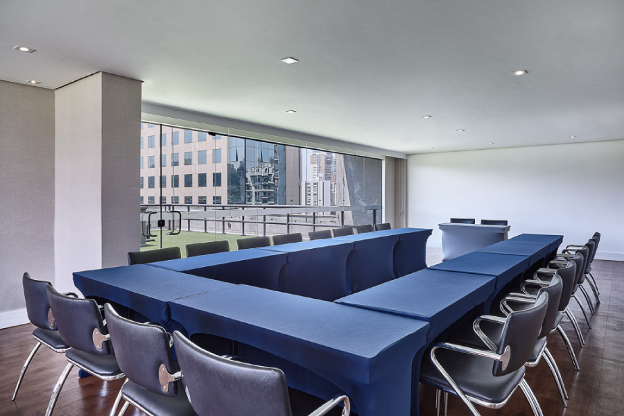 Hotel conta com salas para eventos corporativos 