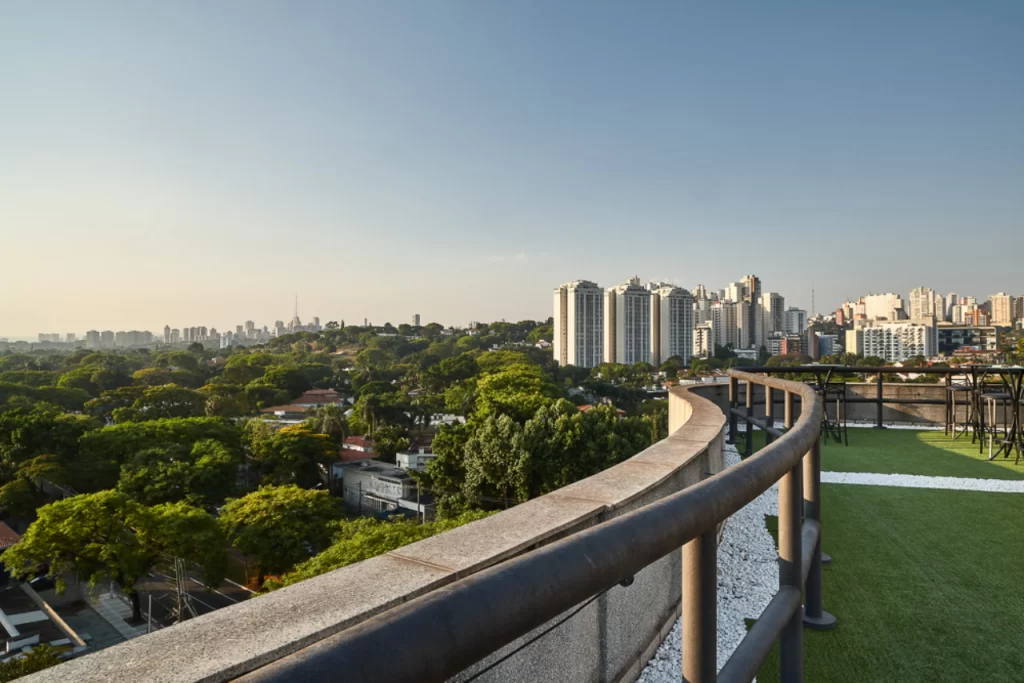 Rooftop com vista panorâmica da cidade