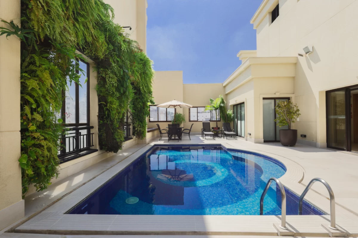 Rooftop com piscina e vista de São Paulo