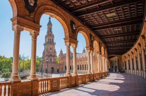 Vista de um monumento histórico em Sevilla, na Espanha