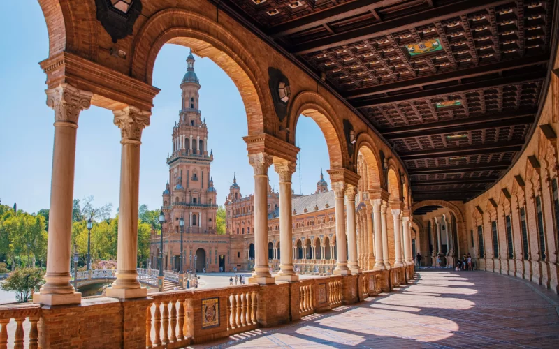 Vista de um monumento histórico em Sevilla, na Espanha