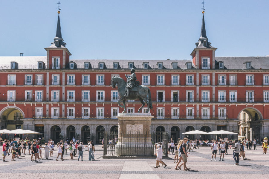 Prédio histórico em Madrid com estátua de cavaleiro em primeiro plano