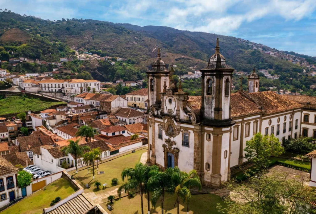 Como economizar ao viajar para o destino mineiro