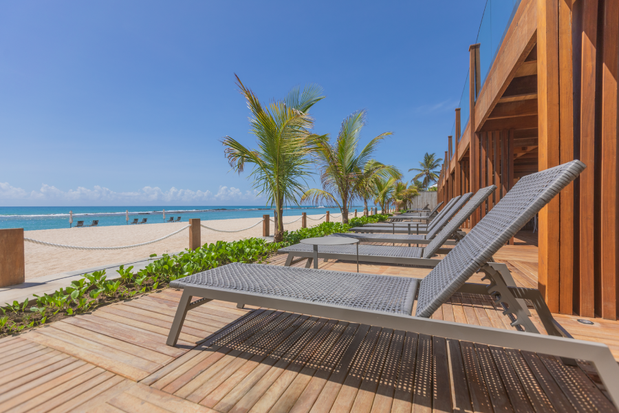 cadeiras do deck do Ritz Barra de São Miguel com vista para a praia