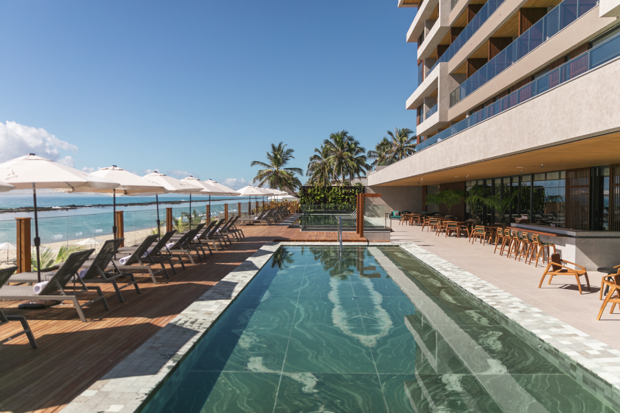 Piscina com vista para o mar no Ritz BSM
