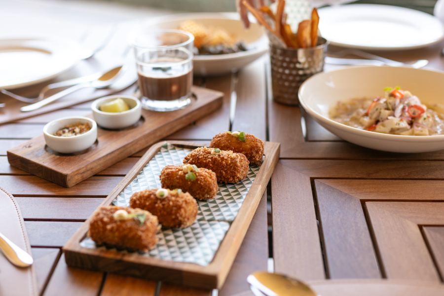 petiscos servidos à beira-mar no Ritz Barra de São Miguel