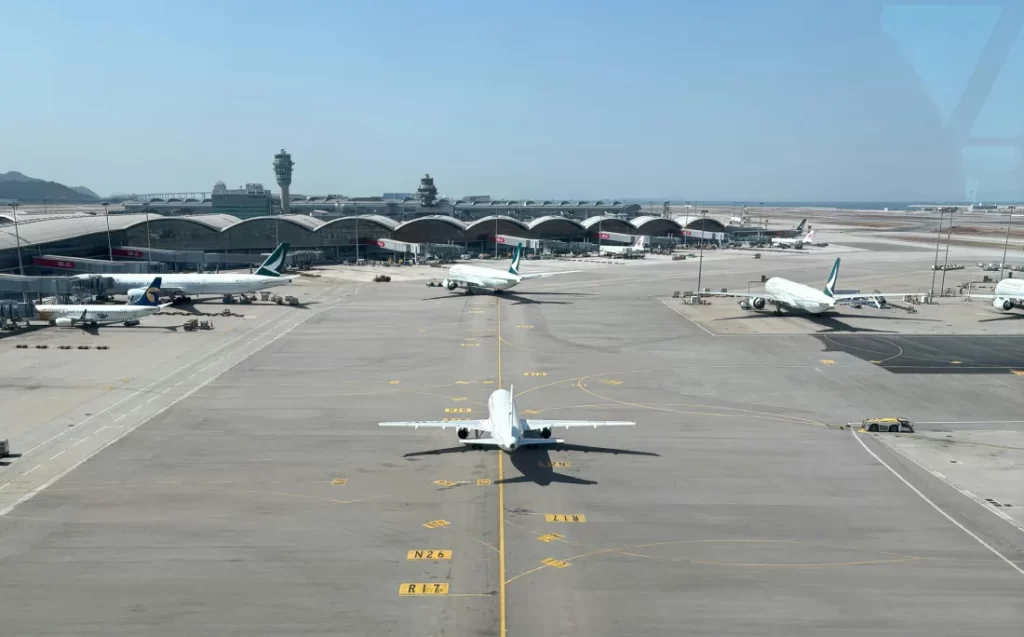 Voos cancelados podem gerar indenização de até 10 mil reais para passageiros prejudicados. 