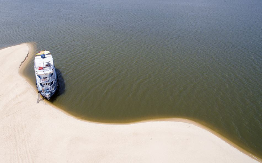 Passeio de barco visitando os bancos de areia às margens do Rio Arapiuns