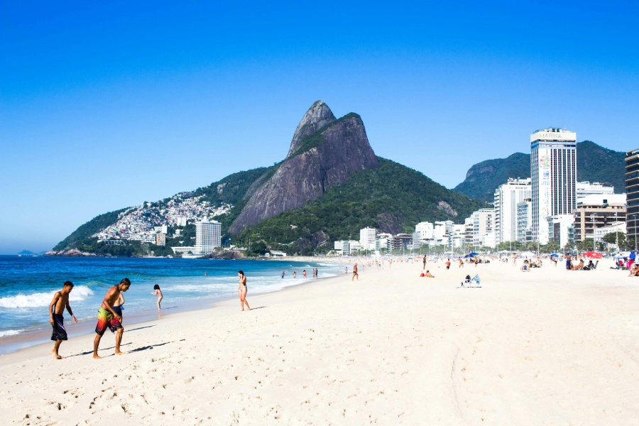 praia do Rio de Janeiro com turistas aproveitando o mar