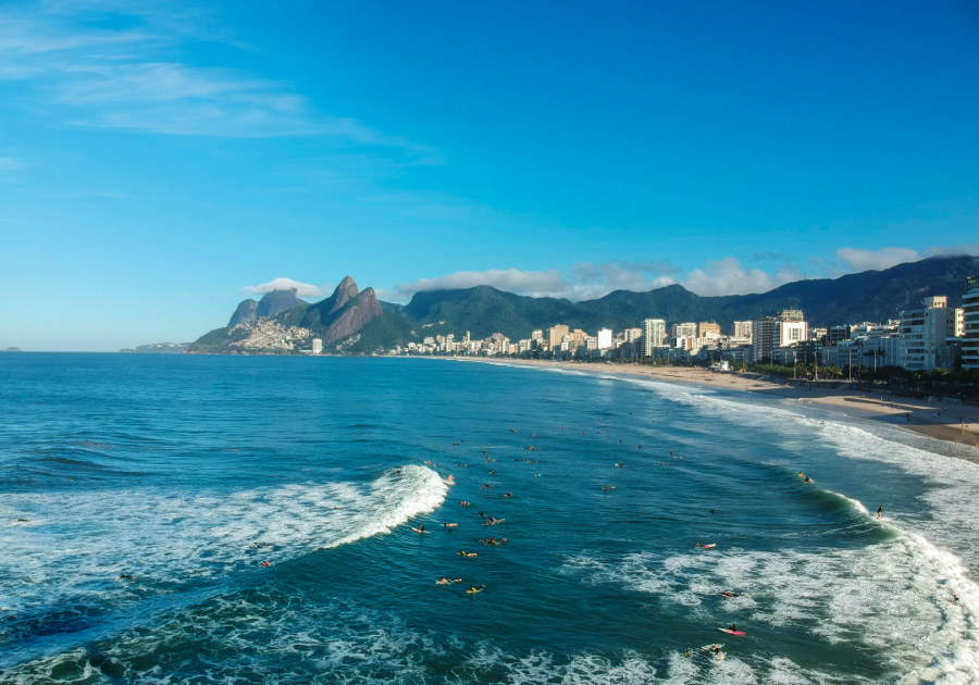 Pontos turísticos no Rio: Praia de Ipanema e, ao fundo, o Morro dos Dois Irmãos