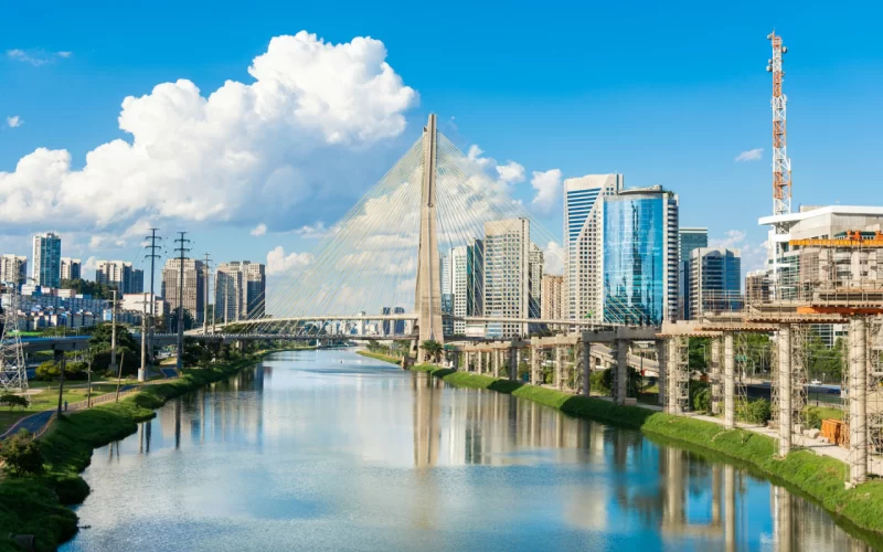 vista da Ponte Estaiada, um dos cartões-postais de São Paulo