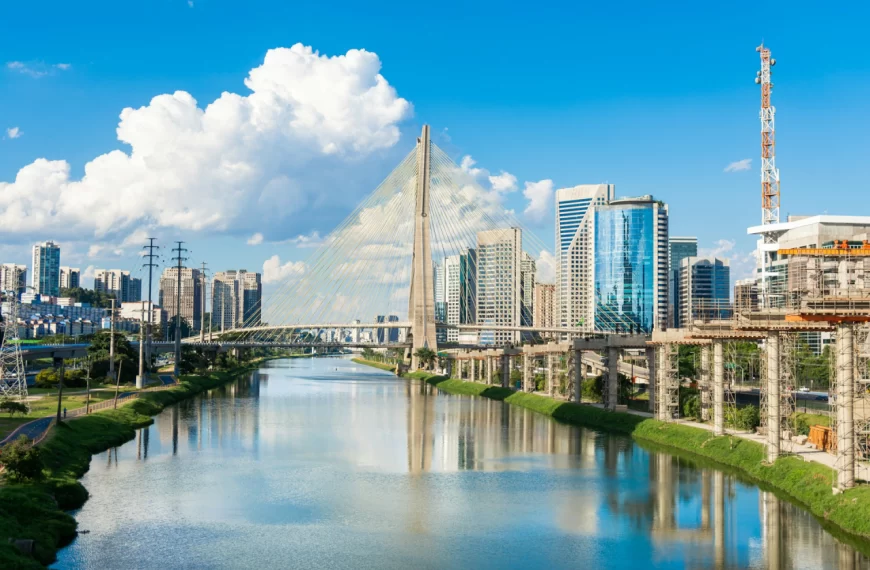 vista da Ponte Estaiada, um dos cartões-postais de São Paulo