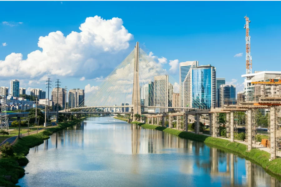 vista da Ponte Estaiada, um dos cartões-postais de São Paulo