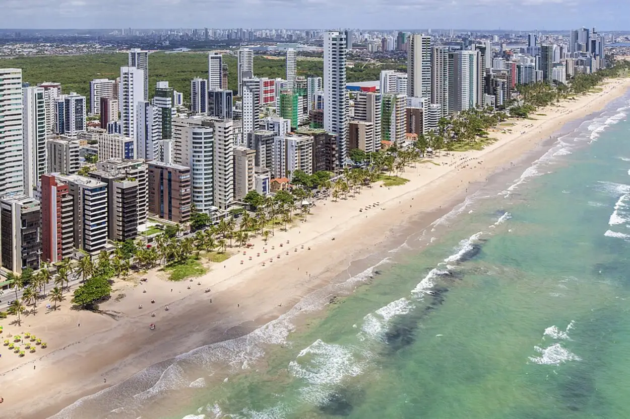Localizada na orla do Recife, a Avenida Boa Viagem reúne praia, lazer