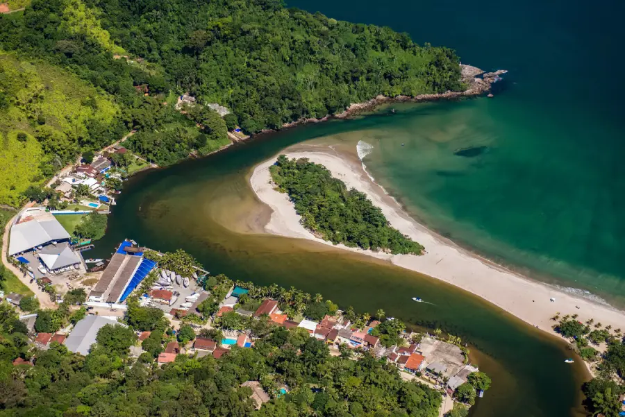 Barra do Una, em São Paulo, combina rio, mar e paisagens naturais preservadas