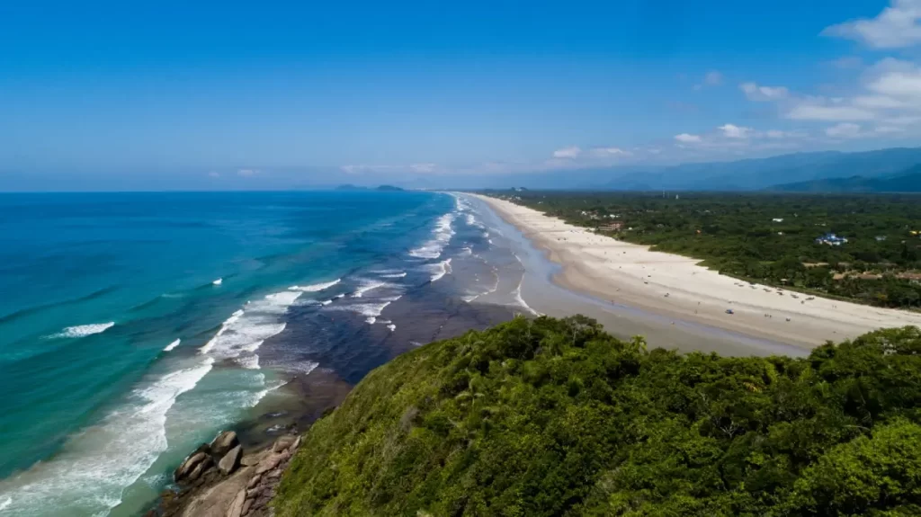 Praia em Bertioga com natureza preservada e ampla faixa de areia, localizada no litoral Paulista