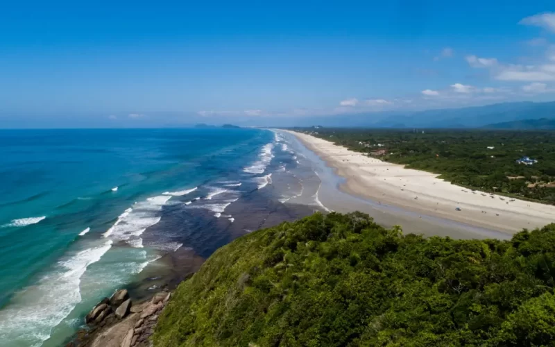 Praia em Bertioga com natureza preservada e ampla faixa de areia, localizada no litoral Paulista