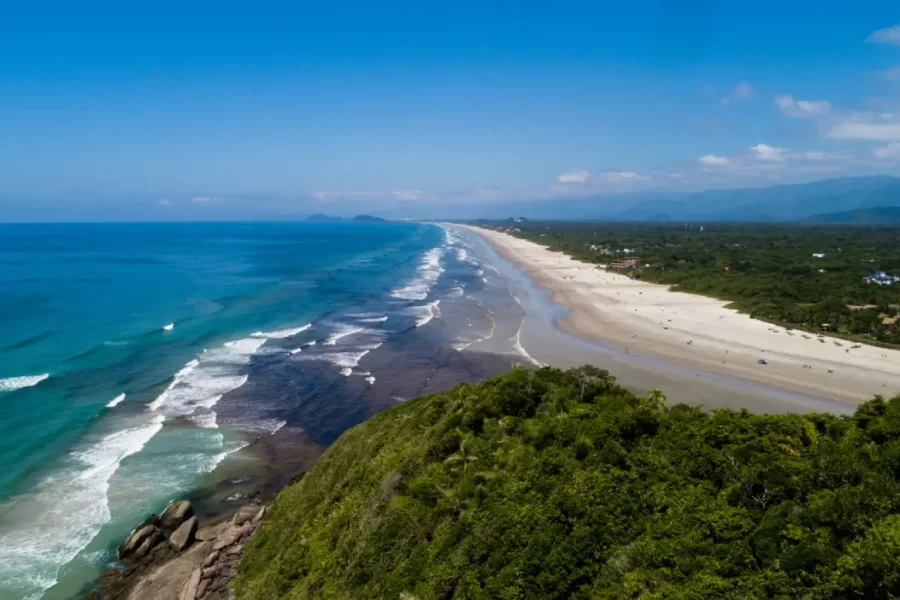 Praia em Bertioga com natureza preservada e ampla faixa de areia, localizada no litoral Paulista