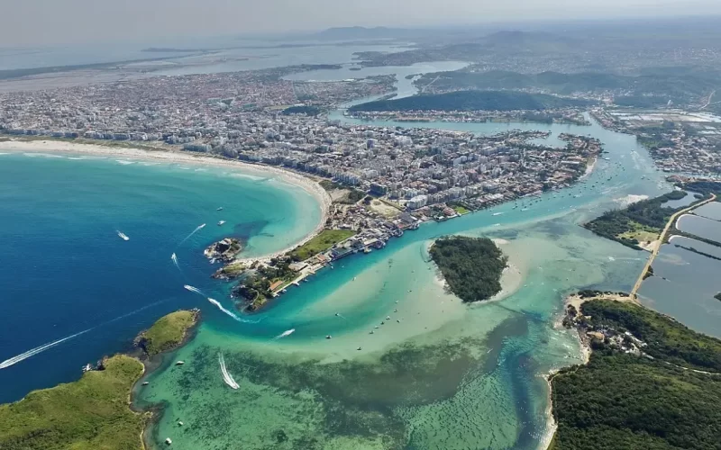 Cabo Frio na Região dos Lagos do Rio de Janeiro com praias de águas claras