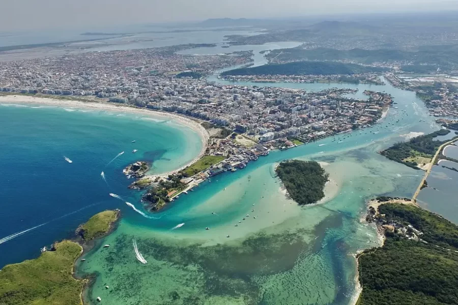 Cabo Frio na Região dos Lagos do Rio de Janeiro com praias de águas claras
