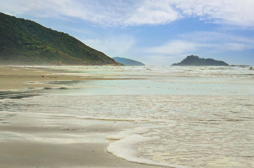 A Praia da Lage, em Cananéia (SP), é conhecida pela paisagem natural e ambiente preservado